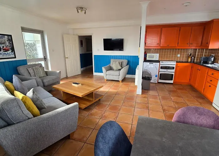 Cool Dockland Apt, Sleeps 5, With Parking
