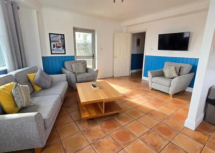 Cool Dockland Apt, Sleeps 5, With Parking